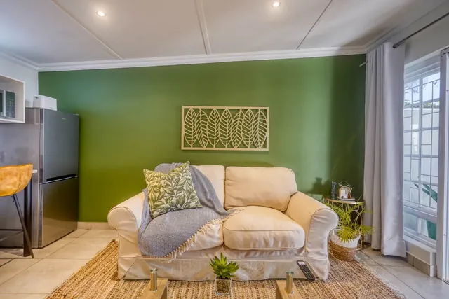 11C, Trendy 2-sleeper with pool, 11 Leighorne Place
