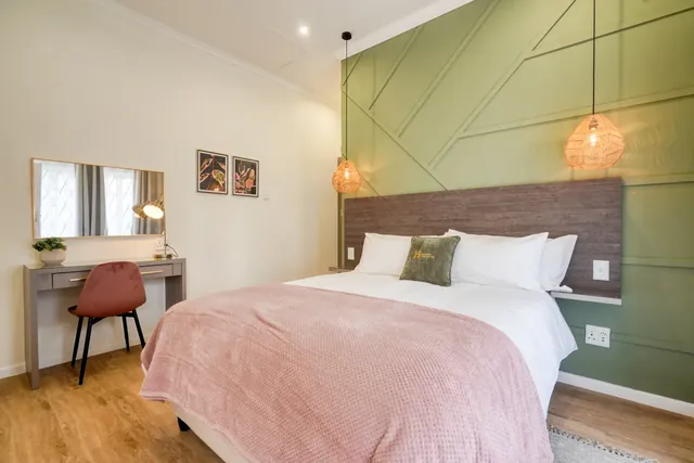 12A, Contemporary 3-sleeper with pool, 12 Leighorne Place